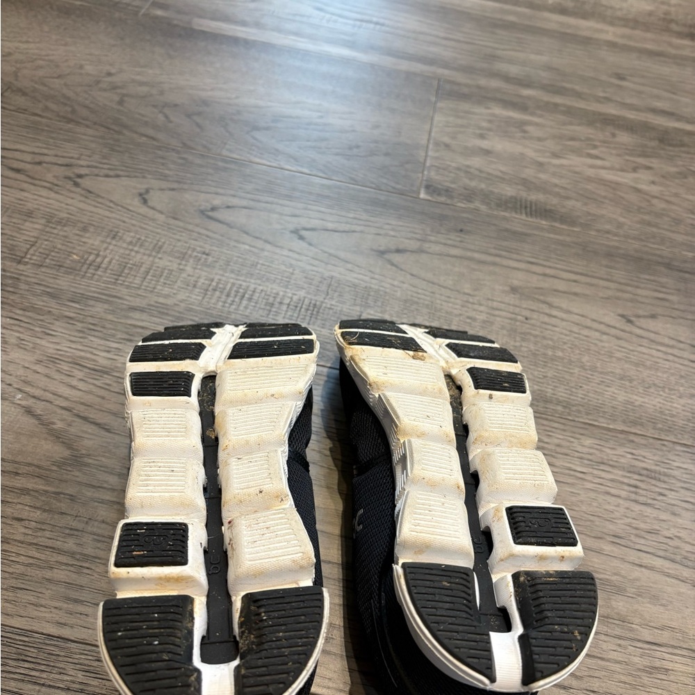 On Womens’s Cloud Black Sneakers- Womens 6.5 - Picture 6 of 6